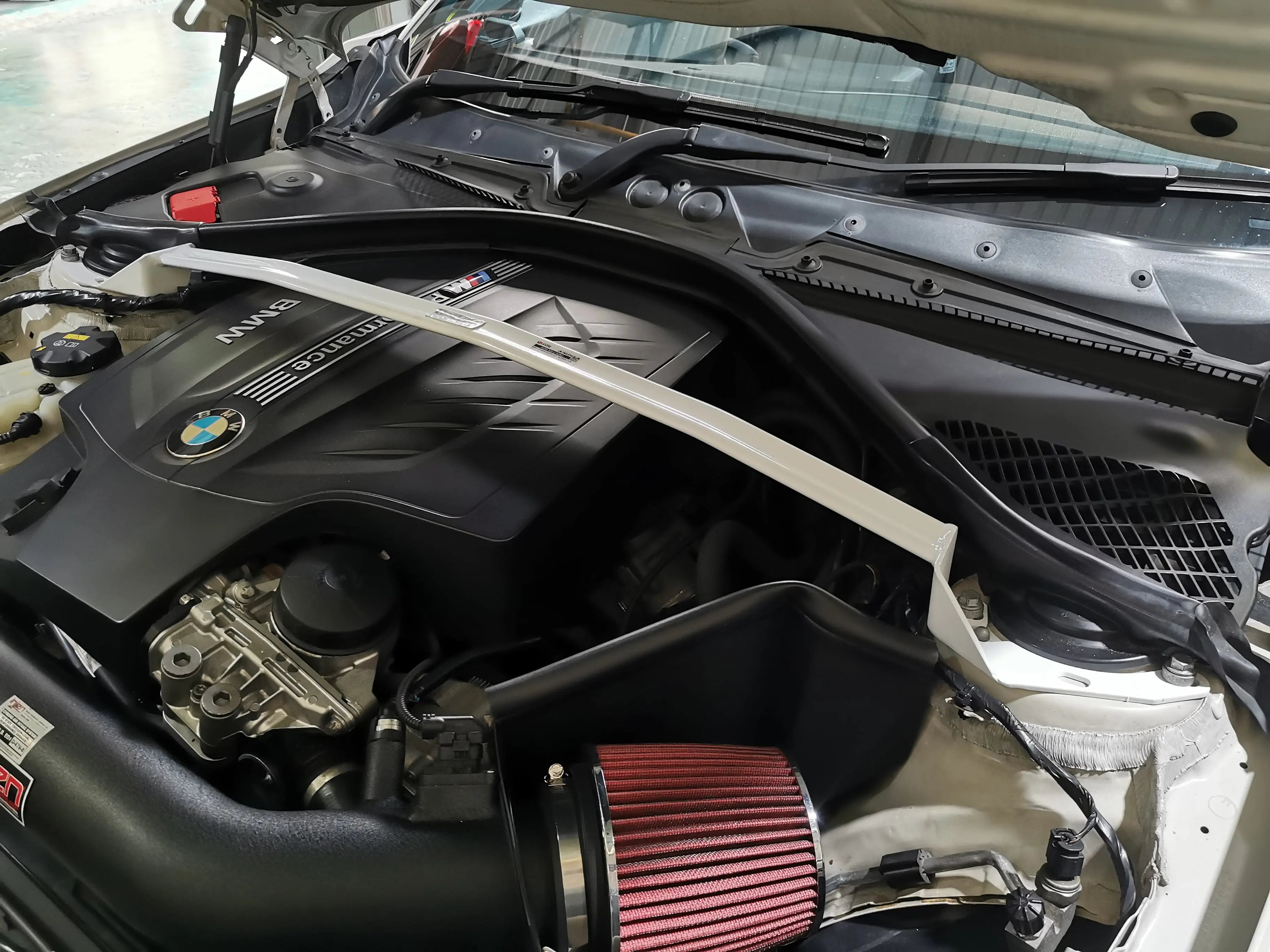 Ultra Racing  BMW F20 (M140i) 3.0 N55 2WD 2016-2019 Front Strut Brace Ultra Racing